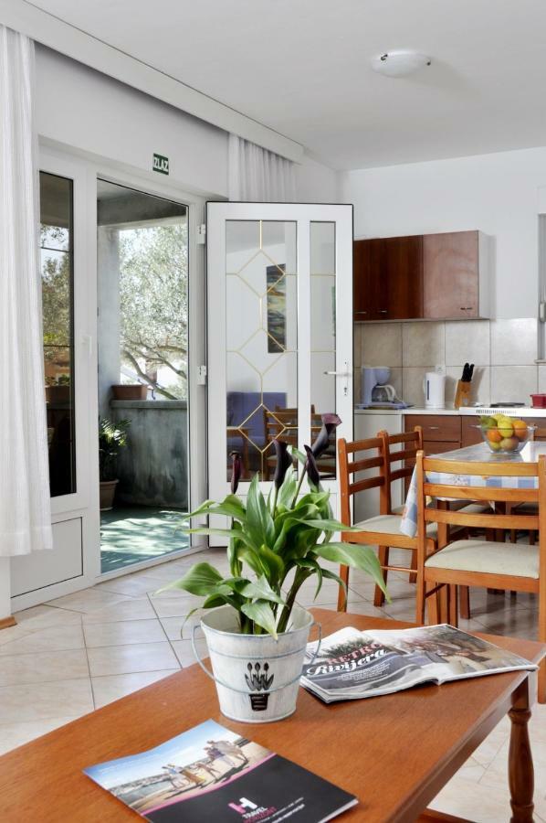 Apartmani Novotny Plavi Banjol Esterno foto
